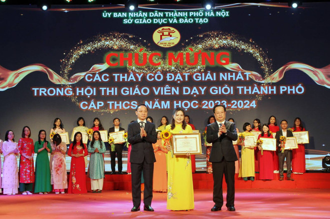 Lãnh đạo Sở Giáo dục và Đào tạo Hà Nội trao giải Nhất hội thi Giáo viên dạy giỏi thành phố cấp trung học cơ sở năm học 2023-2024 cho cô Phạm Tường Vân. (Ảnh: NVCC) giao vien day gioi.jpg