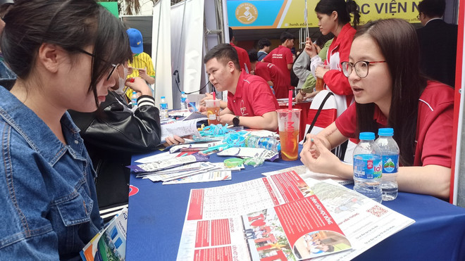 Học sinh tìm hiểu thông tin tuyển sinh của Học viện Bưu chính Viễn Thông. (Ảnh: PV/Vietnam+) z5266493305187_1056f050dcbe6797a1a845ff257b1a1d.jpg