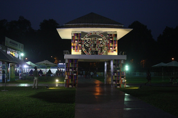 [Photo] Rộn ràng Hội sách “Hà Nội-Thành phố vì hòa bình” ảnh 10