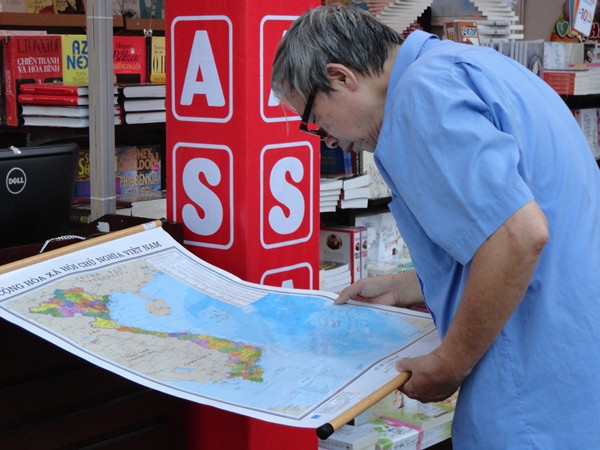 [Photo] Rộn ràng Hội sách “Hà Nội-Thành phố vì hòa bình” ảnh 3