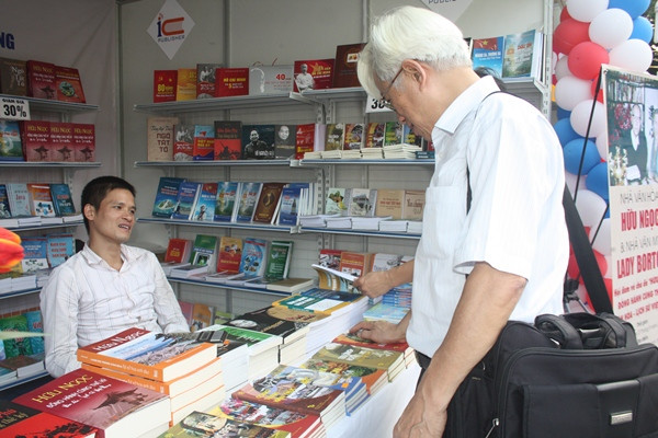 [Photo] Rộn ràng Hội sách “Hà Nội-Thành phố vì hòa bình” ảnh 6