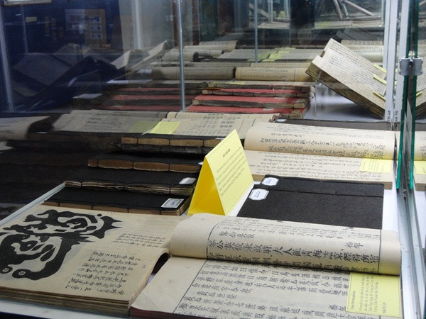 [Photo] Rộn ràng Hội sách “Hà Nội-Thành phố vì hòa bình” ảnh 7