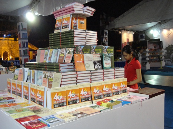 [Photo] Rộn ràng Hội sách “Hà Nội-Thành phố vì hòa bình” ảnh 8