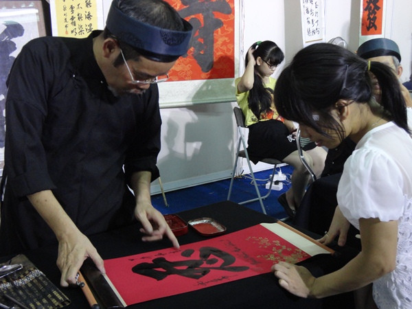 [Photo] Rộn ràng Hội sách “Hà Nội-Thành phố vì hòa bình” ảnh 9