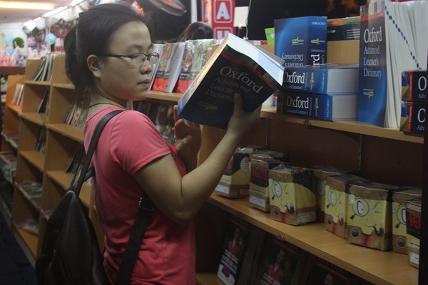 [Photo] Rộn ràng Hội sách “Hà Nội-Thành phố vì hòa bình” ảnh 2