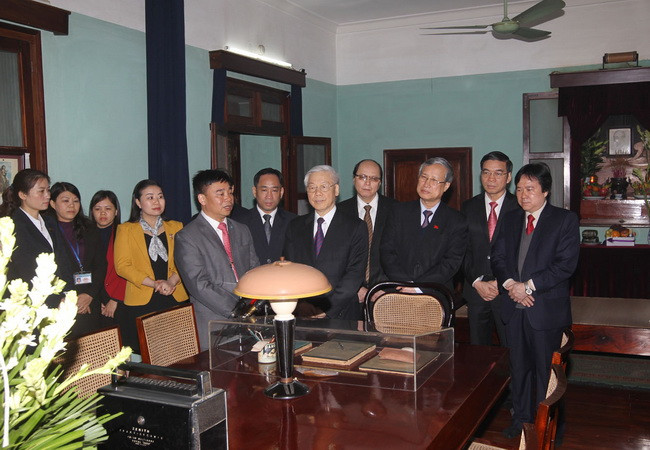 Tổng Bí thư Nguyễn Phú Trọng dâng hương tưởng niệm Bác Hồ ảnh 1