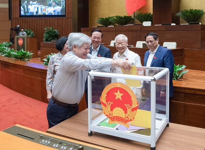 Lãnh đạo Đảng, Nhà nước và các đại biểu Quốc hội bỏ phiếu tín nhiệm. (Ảnh: PV/Vietnam+) "Kết quả lấy phiếu tín nhiệm là động lực cho các tư lệnh ngành" ảnh 2