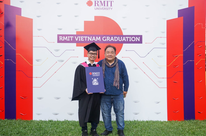 Ông Jimmy Phạm và Nguyễn Minh Hiếu - cựu học viên KOTO và tân khoa RMIT Việt Nam. Hiếu từng Học bổng Chắp cánh ước mơ của Đại học RMIT Việt Nam để theo học ngành Cử nhân Truyền thông (Truyền thông chuyên nghiệp). (Ảnh: PV/Vietnam+) Hình 2.jpg