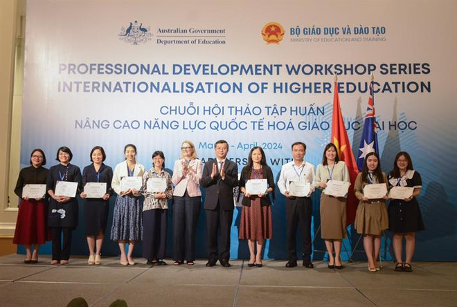 Thứ trưởng Nguyễn Văn Phúc, bà Sarah Hooper, đại diện lâm thời, Đại sứ quán Australia tại Việt Nam và ông John Molony đã trao chứng chỉ cho các cán bộ, giảng viên tham dự chương trình tập huấn. (Ảnh: PV/Vietnam+) tap huan 5.jpeg