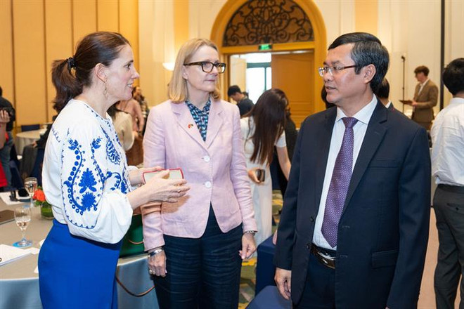 Thứ trưởng Nguyễn Văn Phúc và bà Sarah Hooper, Đại Biện lâm thời, Đại sứ quán Australia tại Việt Nam trao đổi tại buổi tập huấn. (Ảnh: PV/Vietnam+) tap huan 4.jpeg