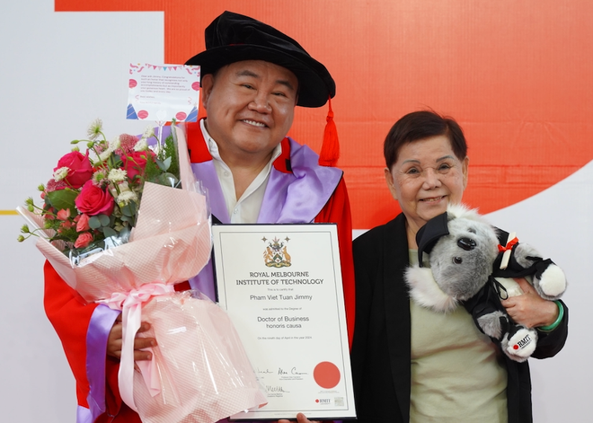 Ông Jimmy và mẹ. (Ảnh: PV/Vietnam+) Ảnh màn hình 2024-04-10 lúc 17.19.02.png