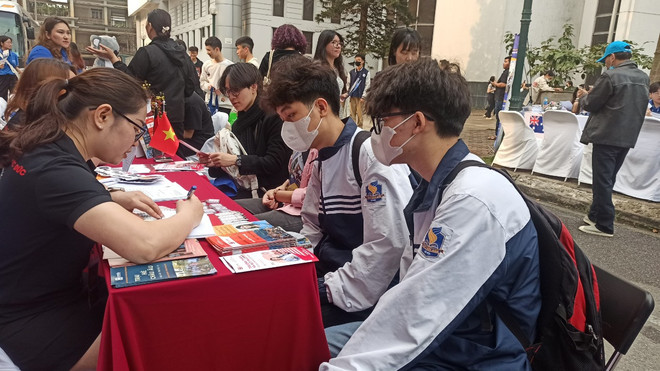Thí sinh tham gia tư v'ấn hướng nghiệp. (Ảnh: PV/Vietnam+) tiep suc 2.jpg