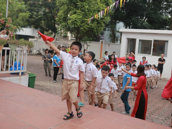 Học sinh Hà Nội trong ngày khai trường. (Ảnh: PV/Vietnam+) Tuyển sinh đầu cấp năm học: Hà Nội kiên quyết không quá tải ảnh 1