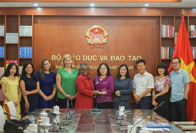 Thứ trưởng Ngô Thị Minh đón tiếp bà Yolonda Chanterra Richardson tại trụ sở Bộ Giáo dục và Đào tạo. (Ảnh: PV) Đẩy mạnh hợp tác quốc tế trong phòng chống đuối nước cho học sinh ảnh 1