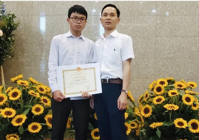 Ngọc Lễ (bên trái) là thủ khoa khối A toàn quốc đồng thời là thí sinh có duy nhất đạt điểm tuyệt đối ở tổ hợp xét tuyển đại học. (Ảnh: NTCC) Thí sinh ba lần đạt điểm tuyệt đối 30/30 điểm tổ hợp khối A ảnh 1