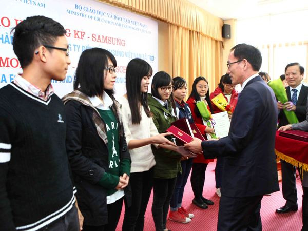 Samsung trao gần 400 suất học bổng cho học sinh, sinh viên Việt Nam ảnh 1