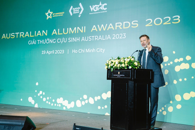 Đại sứ Australia tại Việt Nam chia sẻ tại sự kiện. (Ảnh: PV/Vietnam+) Trao Giải thưởng Cựu sinh Australia tại Việt Nam cho 6 cá nhân ảnh 2