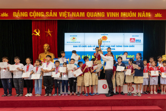 Ban tổ chức trao giải cho các cá nhân. (Ảnh: Bộ GD-ĐT) Trao giải cờ vua học sinh phổ thông toàn quốc năm 2022-CUP TOTA ảnh 1