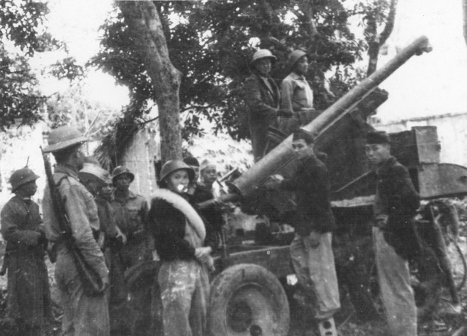 Trưng bày ảnh tư liệu tái hiện tinh thần quyết tử của quân dân Thủ đô ảnh 1