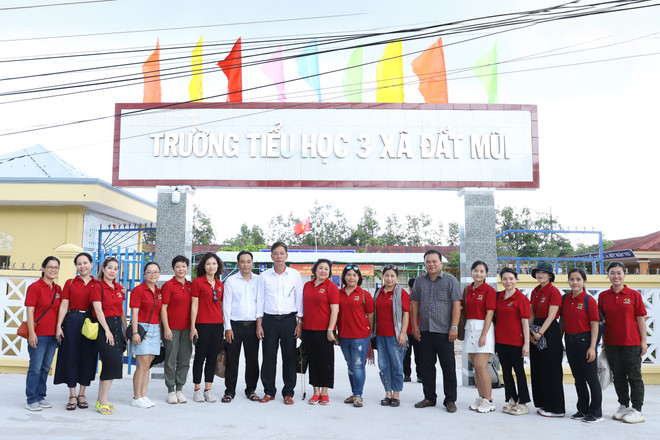 Lãnh đạo và phóng viên, biên tập viên Báo Điện tử VietnamPlus cùng các cán bộ địa phương tại điểm trường nơi trao quà. (Ảnh: Hoài Nam/Vietnam+) VietnamPlus: Về Nguồn nơi ‘đất biết nở, rừng biết đi và biển sinh sôi' ảnh 3
