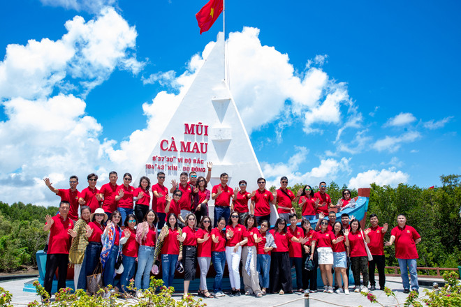 Chuyến đi giúp các thành viên dâng lên niềm tự hào và xúc động. (Ảnh: Hoài Nam/Vietnam+) VietnamPlus: Về Nguồn nơi ‘đất biết nở, rừng biết đi và biển sinh sôi' ảnh 2