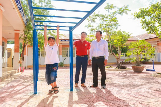 Giúp học sinh nâng cao ý thức và có thêm điều kiện rèn luyện sức khỏe, nâng cao thể lực, từ đó học tập tốt hơn là mục tiêu chương trình hướng đến. (Ảnh: Minh Sơn/Vietnam+) VietnamPlus: Về Nguồn nơi ‘đất biết nở, rừng biết đi và biển sinh sôi' ảnh 5