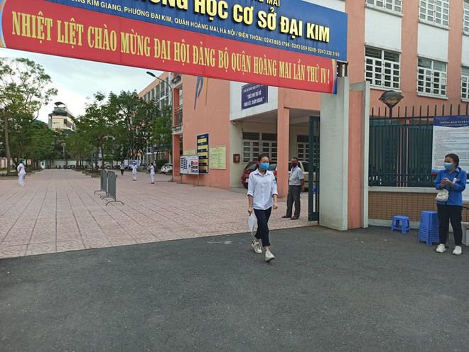 Thí sinh Lương Kim Ngọc Trâm là người bước ra sớm nhất khỏi điểm thi Trung học cơ sở Đại Kim. (Ảnh: PM/Vietnam+) Đề môn Toán dễ, thí sinh vui vẻ ra về sau ngày thi đầu tiên ảnh 1