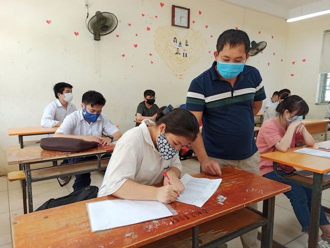 Tốt nghiệp THPT: Thí sinh “nín thở” chờ buổi thi đầu tiên ảnh 1