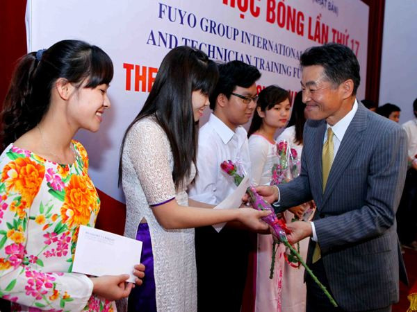 Trao 24.000 USD học bổng cho 80 sinh viên xuất sắc trên cả nước ảnh 1