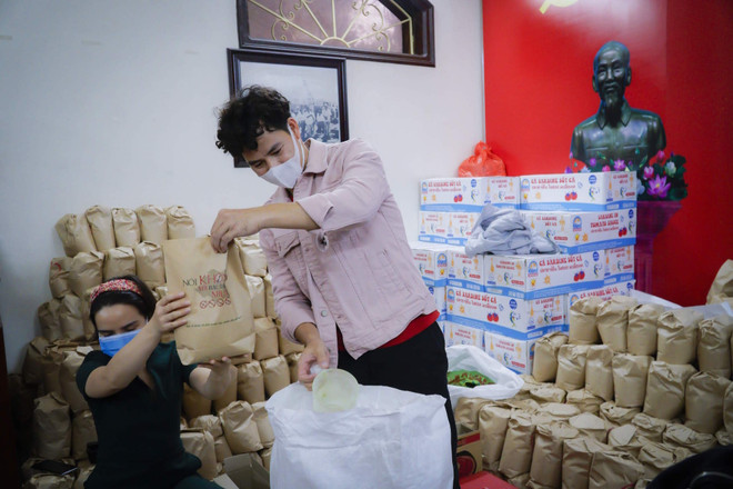 Mỗi phần quà được đựng trong túi giấy thân thiện với môi trường. (Ảnh: Minh Hiếu/Vietnam+) Xuân Bắc tham gia ‘Chia sẻ thực phẩm hàng ngày’ vượt qua COVID-19 ảnh 6