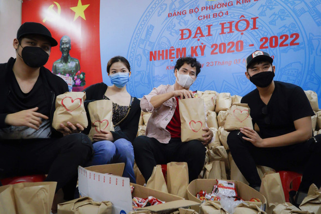 Nghệ sỹ ưu tú Xuân Bắc cùng một số diễn viên trẻ đồng hành cùng chương trình. (Ảnh: Minh Hiếu/Vietnam+) Xuân Bắc tham gia ‘Chia sẻ thực phẩm hàng ngày’ vượt qua COVID-19 ảnh 2