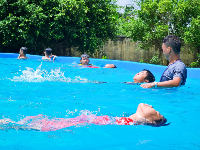 Trẻ em học bơi 3.jpeg