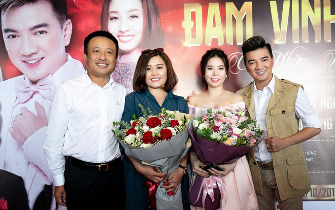 Ca sỹ Đàm Vĩnh Hưng và những người đồng hành trong live "Có những niềm riêng." (Ảnh: PV/Vietnam+) Đàm Vĩnh Hưng: ‘Hào quang đến sớm đẩy Hoài Lâm tới những sai lầm’ ảnh 1