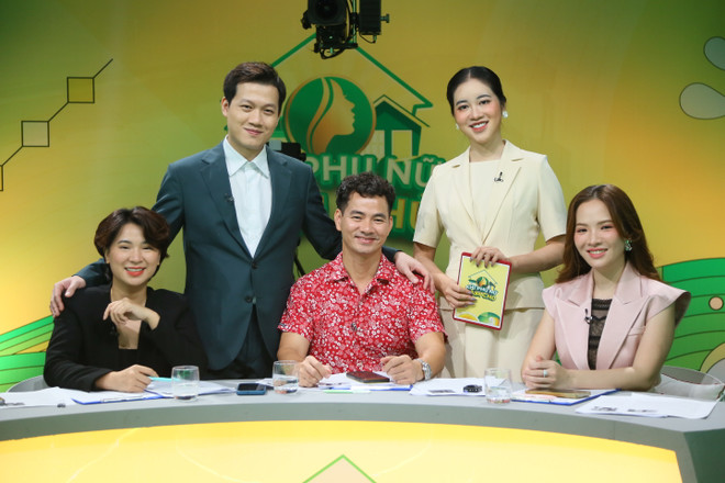 Các MC và giám khảo tham gia chương trình. (Ảnh: VTV) Giám khảo và MC Khi phụ nữ làm chủ.JPG