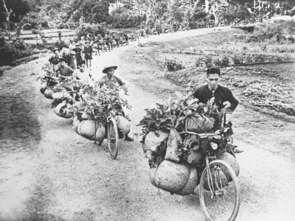 'Chân trần chí thép': Sống lại những giây phút lịch sử của dân tộc ảnh 1