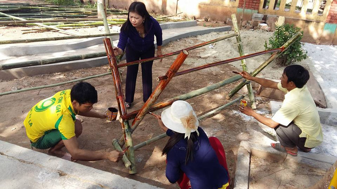 Giáo viên, phụ huynh cùng tự làm đồ chơi cho học sinh mầm non. (Ảnh: CTV/Vietnam+) Ngành giáo dục chuẩn bị đội ngũ, cơ sở vật chất đón chương trình mới ảnh 2
