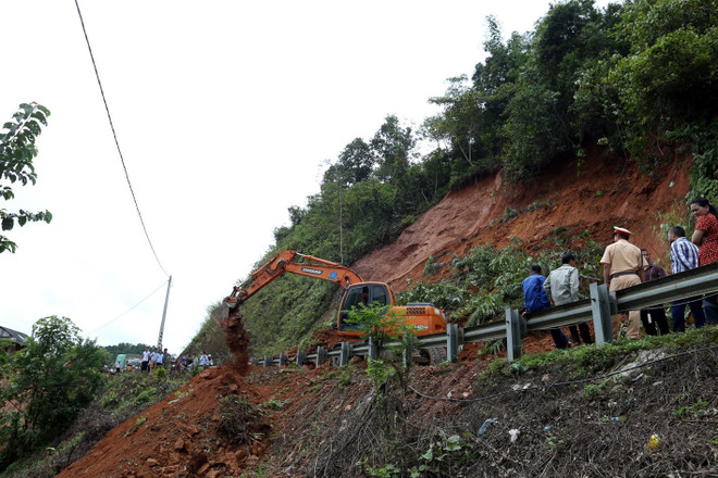 Mùa mưa bão mới bắt đầu, người dân cần nâng cao cảnh giác sạt lở đất ảnh 1