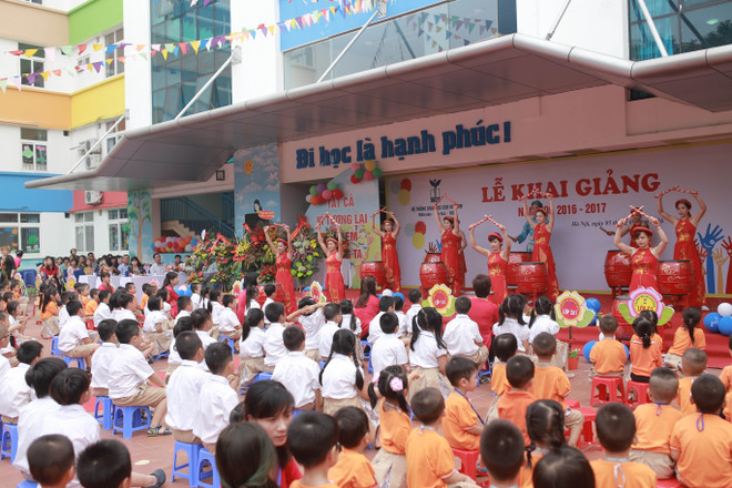 Học sinh, thầy cô và cả phụ huynh náo nức trong ngày khai trường ảnh 6