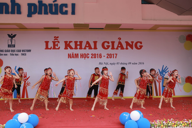 Học sinh, thầy cô và cả phụ huynh náo nức trong ngày khai trường ảnh 7