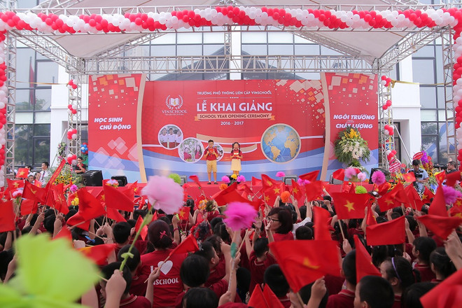 Học sinh, thầy cô và cả phụ huynh náo nức trong ngày khai trường ảnh 1