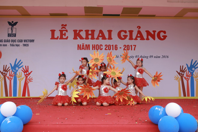 Học sinh, thầy cô và cả phụ huynh náo nức trong ngày khai trường ảnh 8
