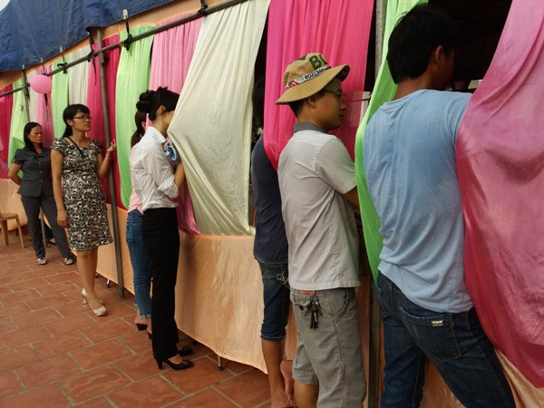 Học sinh, thầy cô và cả phụ huynh náo nức trong ngày khai trường ảnh 10