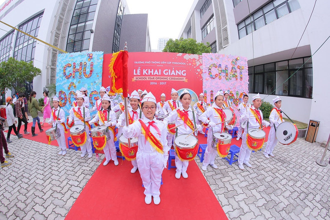 Học sinh, thầy cô và cả phụ huynh náo nức trong ngày khai trường ảnh 3