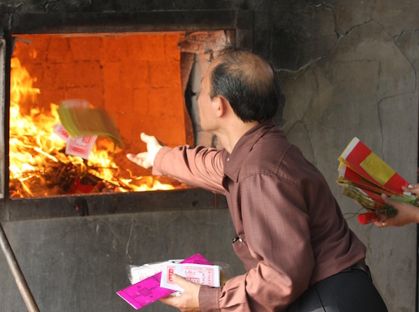 Đốt vàng mã nhằm kết nối với người đã khuất là quan niệm sai lầm ảnh 1