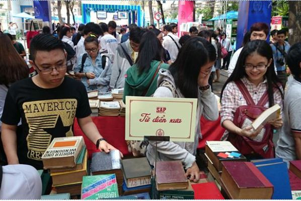 Hàng ngàn tựa sách giảm giá tới 50% tại “Chợ phiên sách cũ” ảnh 1