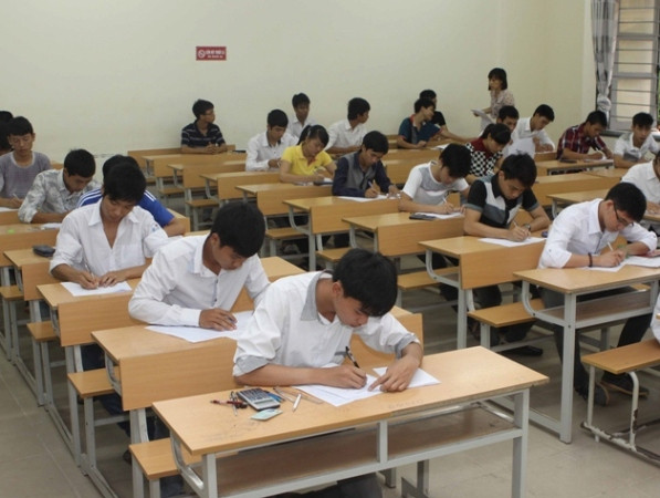 Thí sinh dự thi đại học năm 2013. (Ảnh: TTXVN) Bộ "bật đèn xanh," trường ngoài công lập vẫn ế hàng ảnh 1