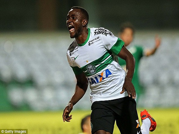 Cầu thủ tại giải Brazil rơi xuống "hố tử thần" sau khi ghi bàn ảnh 1