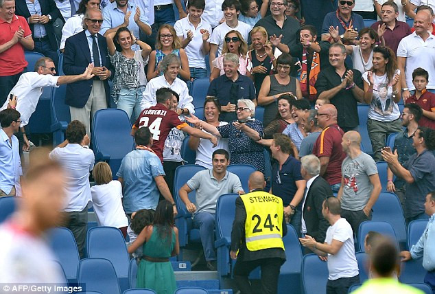 Tiền đạo Roma chạy lên tận khán đài ăn mừng cùng với bà ảnh 1