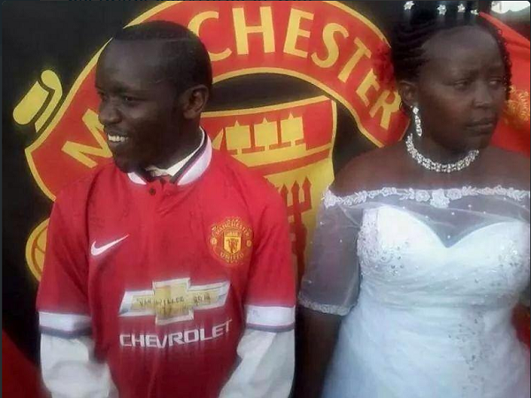 Chú rể là "fan cuồng" mặc áo đấu của M.U trong lễ cưới ảnh 1