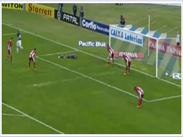 [Video] Thủ thành người Brazil có pha phản lưới vô cùng hài hước ảnh 1